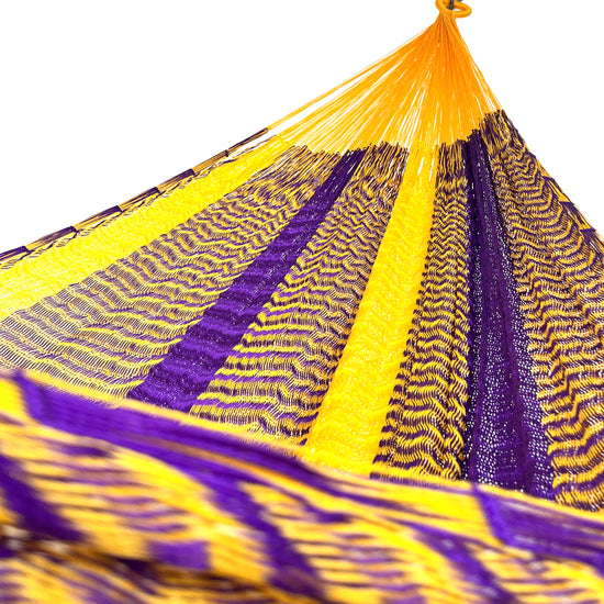 Interior mostrando brazo y tejido de hamaca Yucateca artesanal de nylon hilo 18 color amarillo y morado