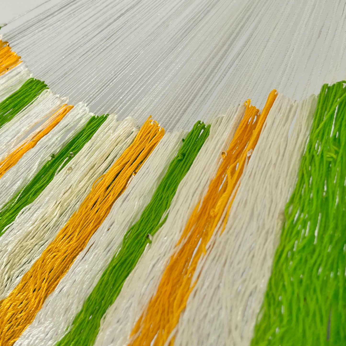 Unión entre cuerpo y brazo de hamaca Yucateca artesanal de nylon hilo 18 color amarillo y verde