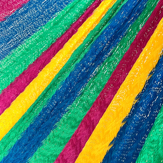 Detalle del tejido de nylon hilo 18 de la hamaca Yucateca artesanal arcoíris