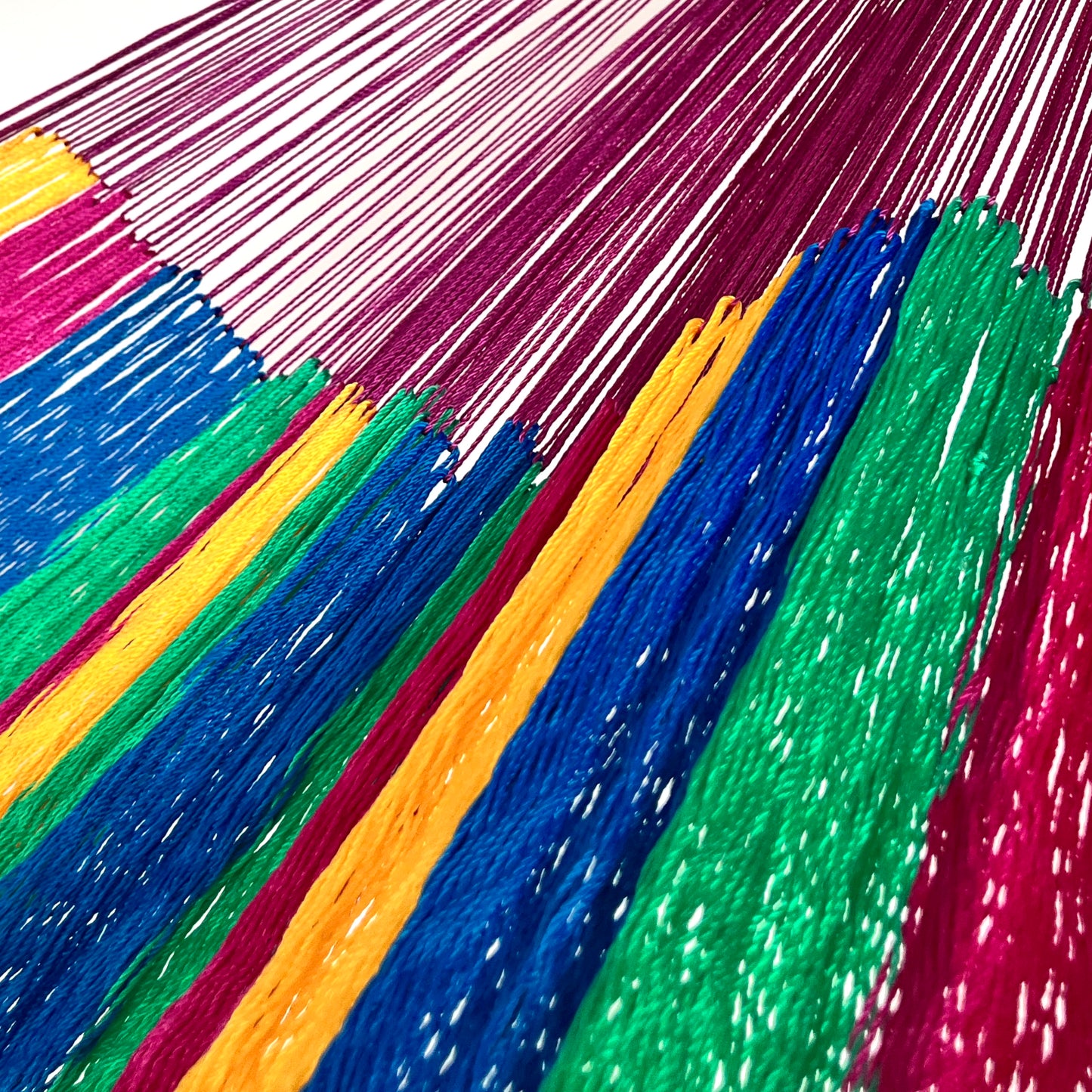 Unión entre cuerpo y brazo de hamaca Yucateca artesanal de nylon hilo 18 arcoíris
