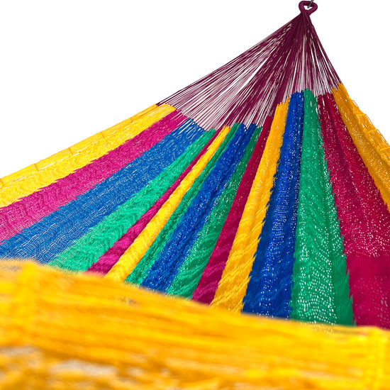 Interior mostrando brazo y tejido de hamaca Yucateca artesanal de nylon hilo 18 arcoíris