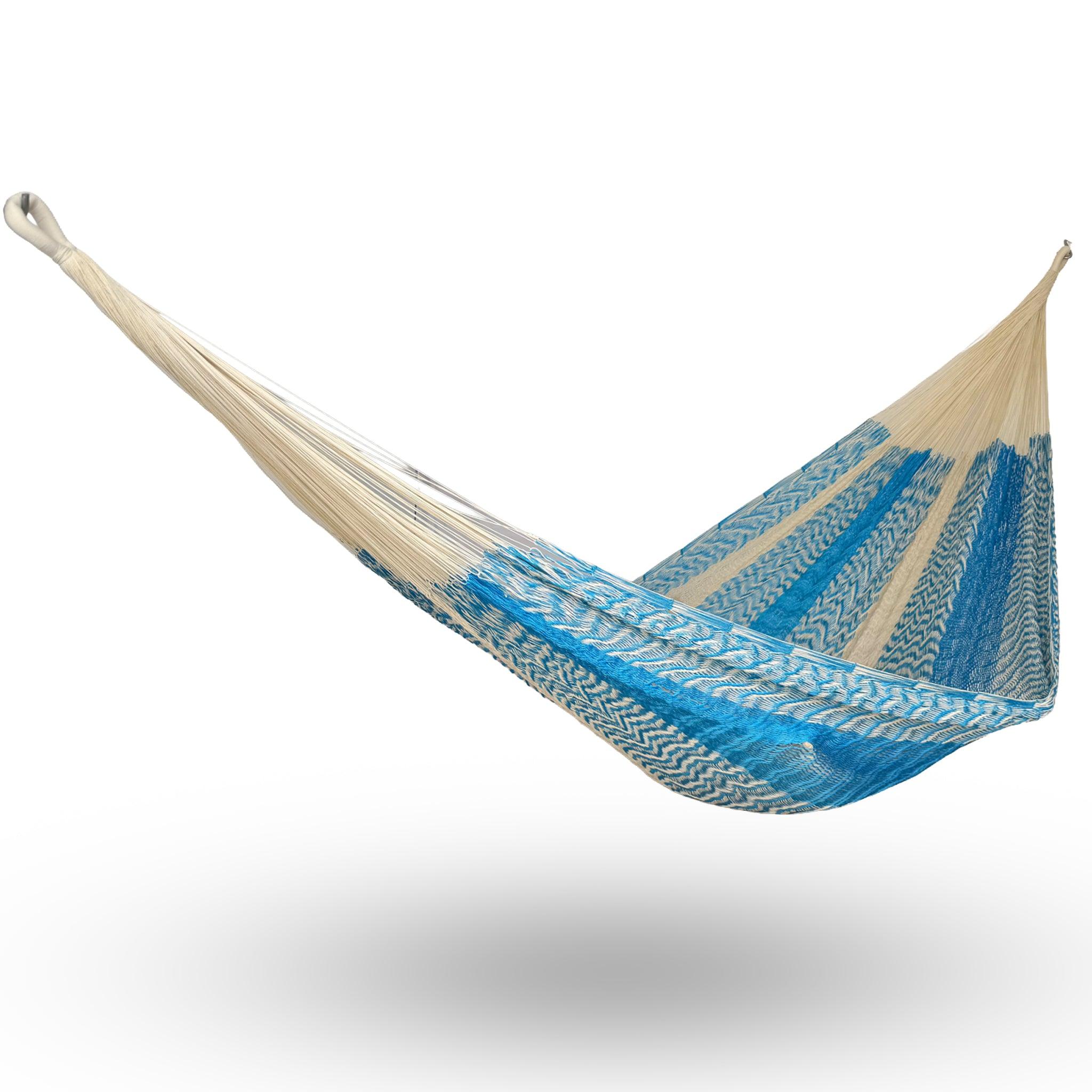 Hamaca Yucateca artesanal de nylon hilo 18 color azul claro y beige colgada y abierta