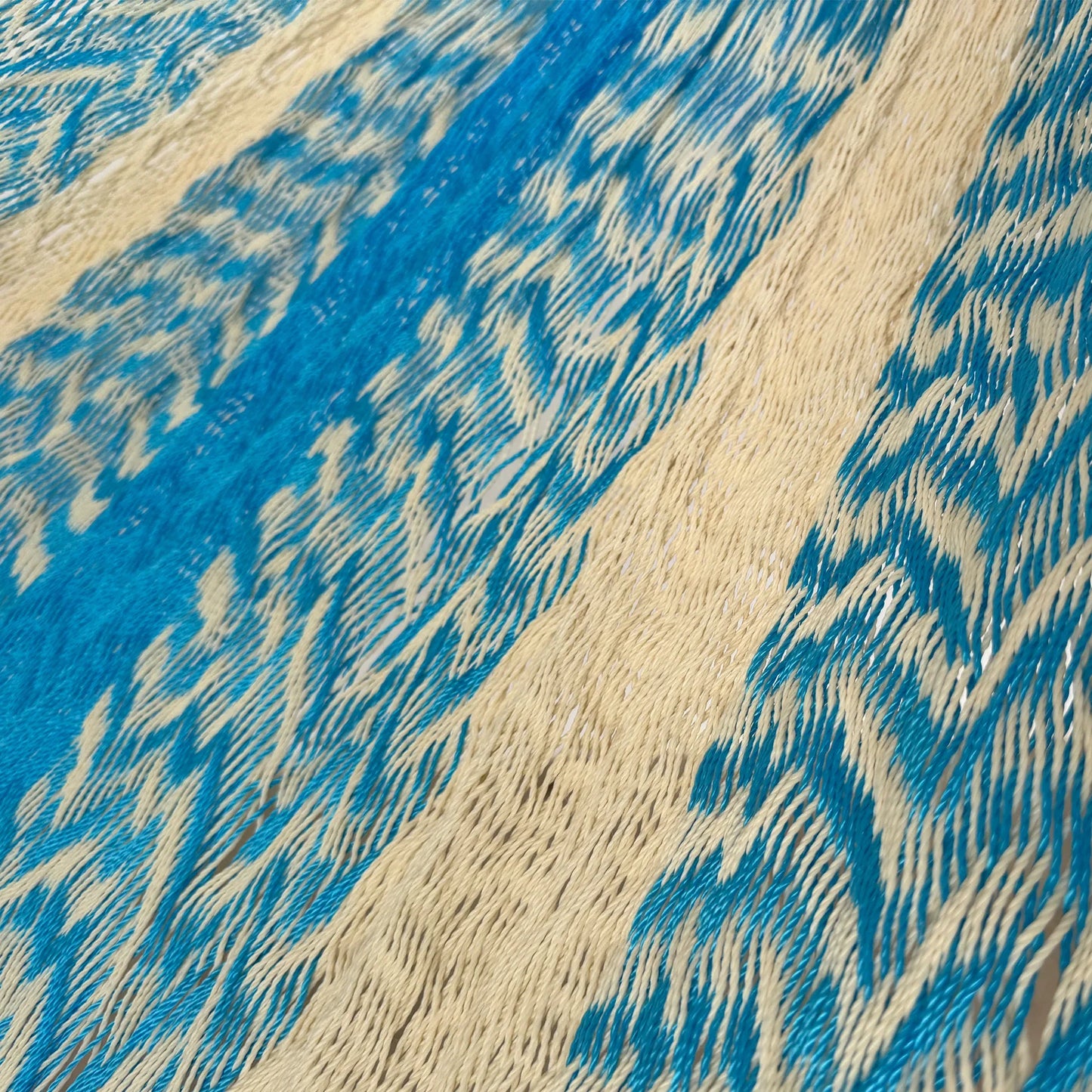 Detalle del tejido de nylon hilo 18 de la hamaca Yucateca artesanal azul claro y beige
