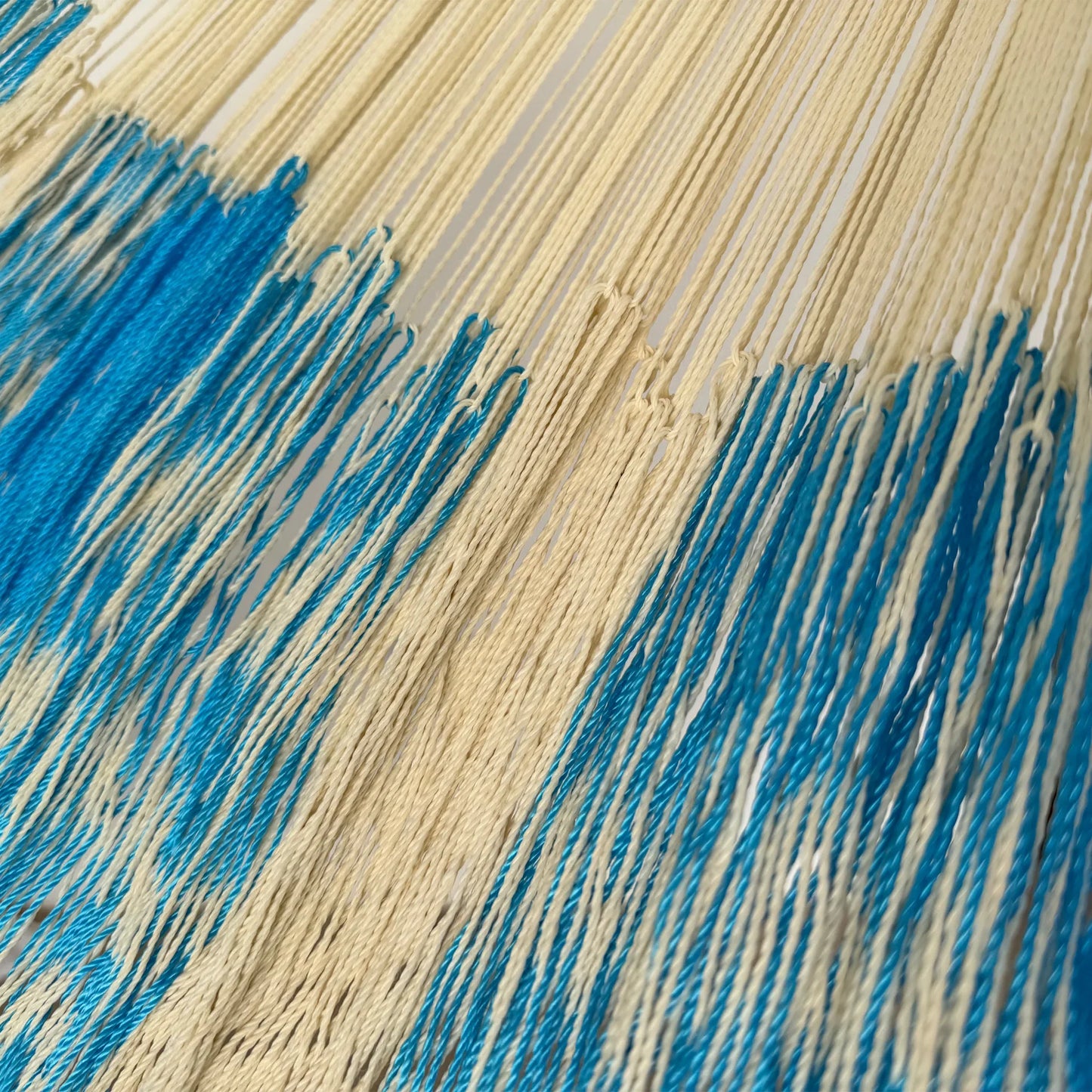 Unión entre cuerpo y brazo de hamaca Yucateca artesanal de nylon hilo 18 color azul claro y beige