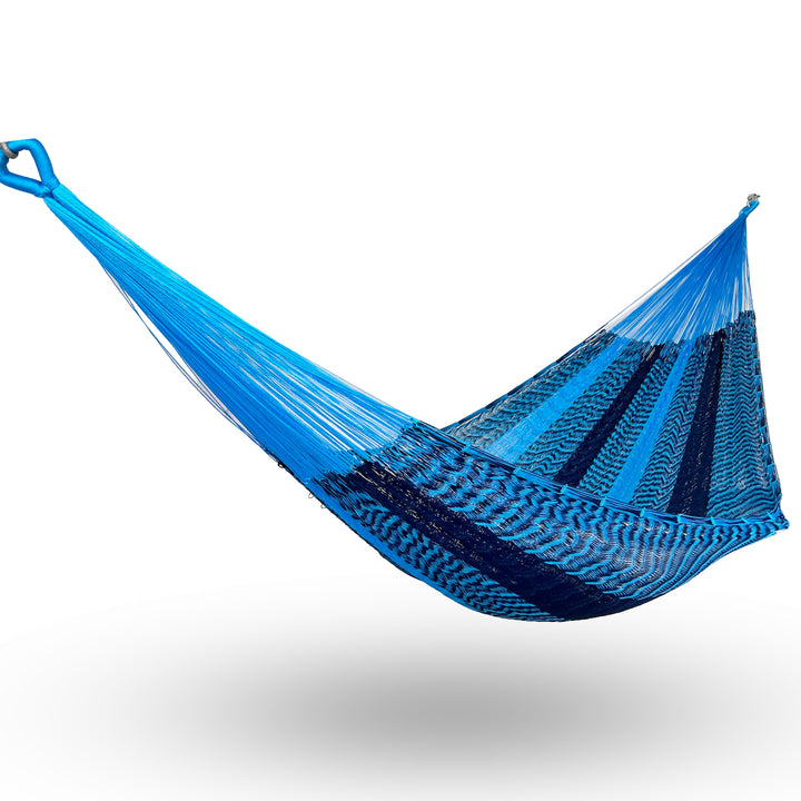 Hamaca Yucateca artesanal de nylon hilo 18 color azul claro y oscuro colgada y abierta