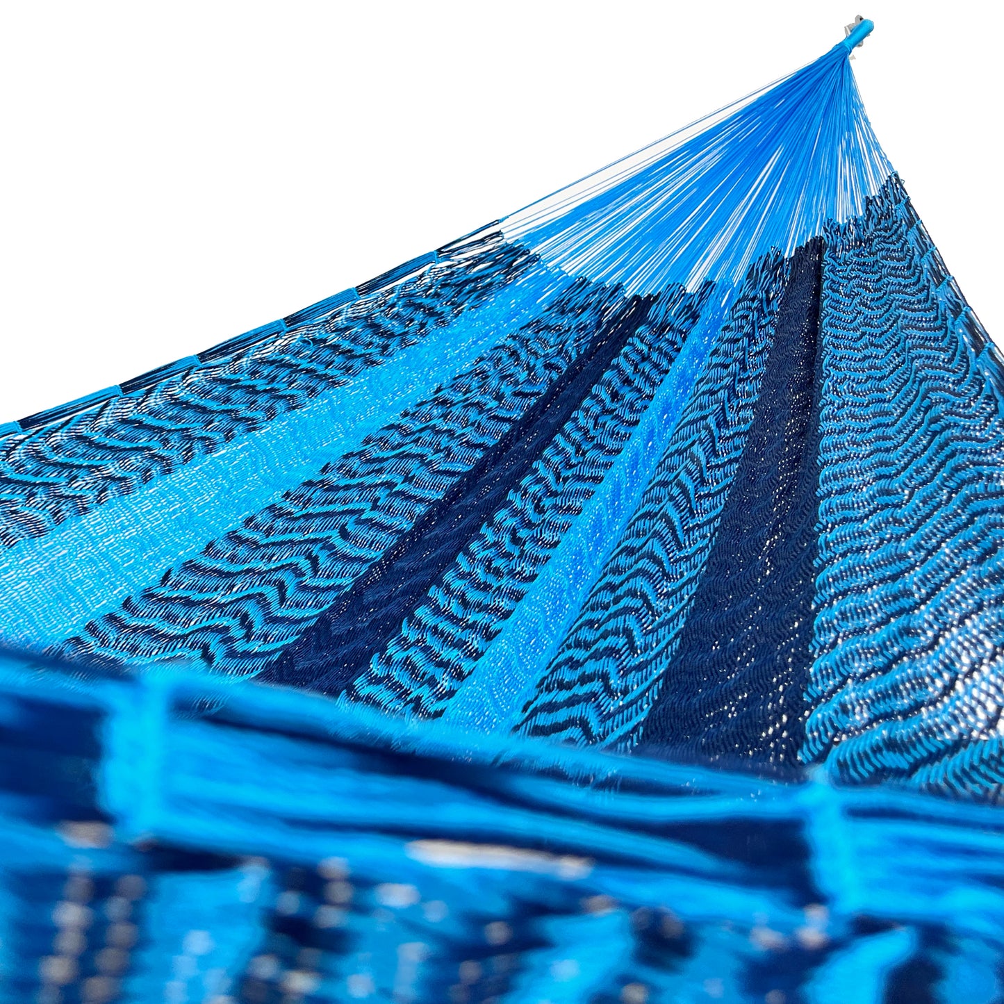 Interior mostrando brazo y tejido de hamaca Yucateca artesanal de nylon hilo 18 color azul claro y oscuro