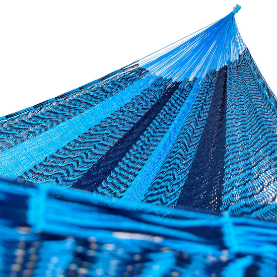 Interior mostrando brazo y tejido de hamaca Yucateca artesanal de nylon hilo 18 color azul claro y oscuro
