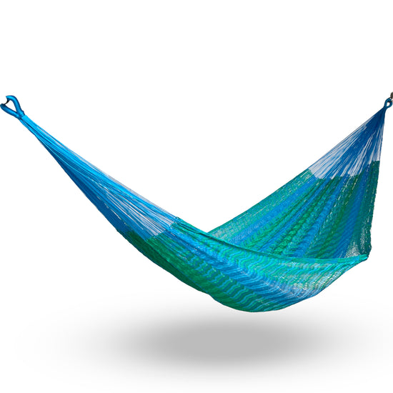 Hamaca Yucateca artesanal de nylon hilo 18 color azul claro y verde colgada y abierta