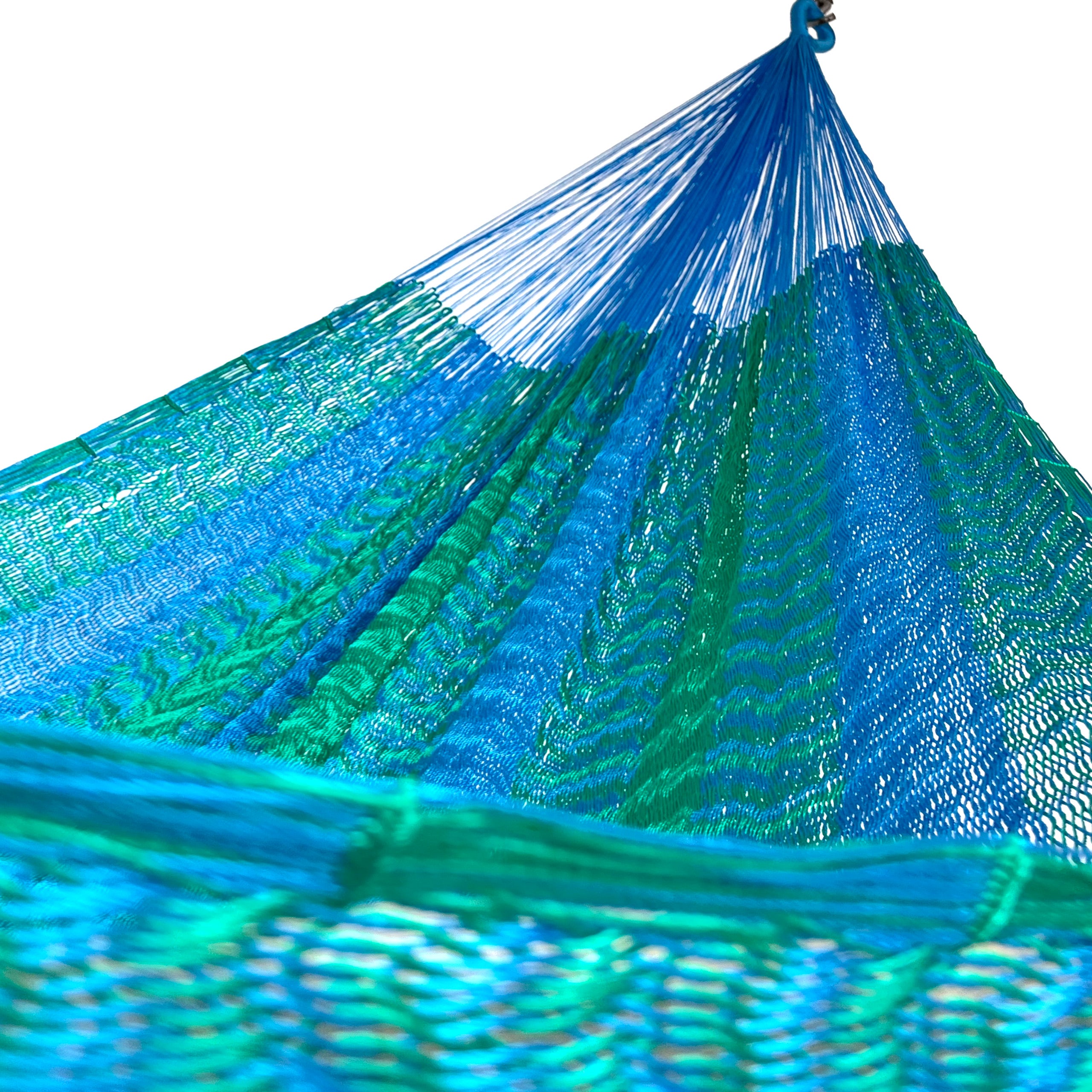 Interior mostrando brazo y tejido de hamaca Yucateca artesanal de nylon hilo 18 color azul claro y verde