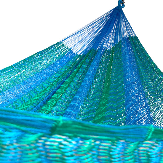 Interior mostrando brazo y tejido de hamaca Yucateca artesanal de nylon hilo 18 color azul claro y verde