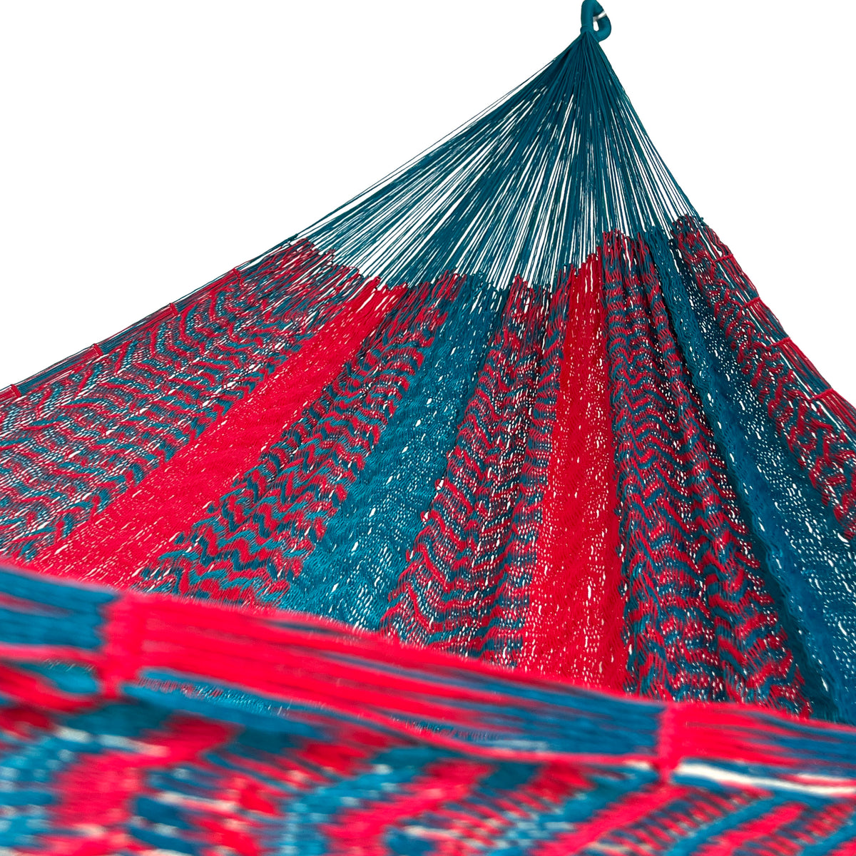 Interior mostrando brazo y tejido de hamaca Yucateca artesanal de nylon hilo 18 color azul petróleo