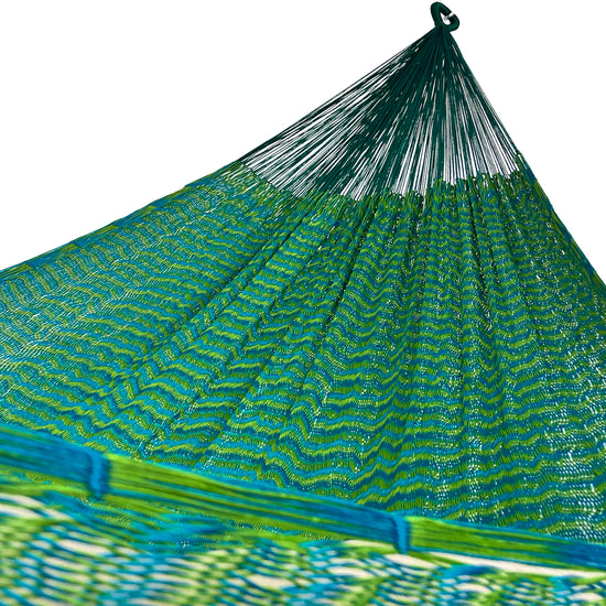Interior mostrando brazo y tejido de hamaca Yucateca artesanal de nylon hilo 18 color azul petróleo y verde