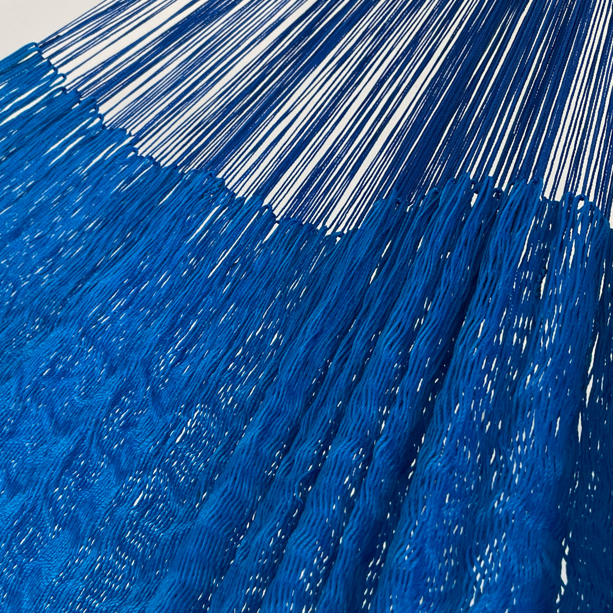 Unión entre cuerpo y brazo de hamaca Yucateca artesanal de nylon hilo 18 color azul rey