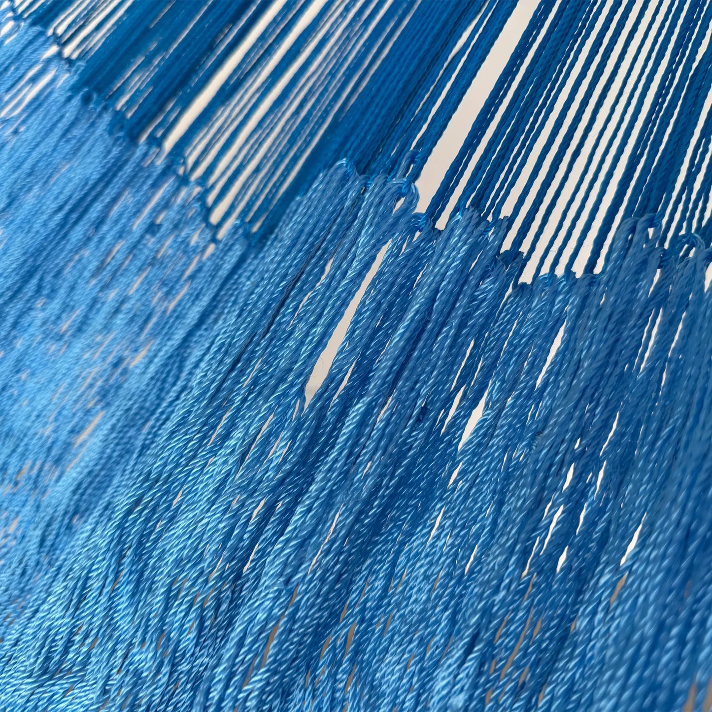 Unión entre cuerpo y brazo de hamaca Yucateca artesanal de nylon hilo 18 color azul