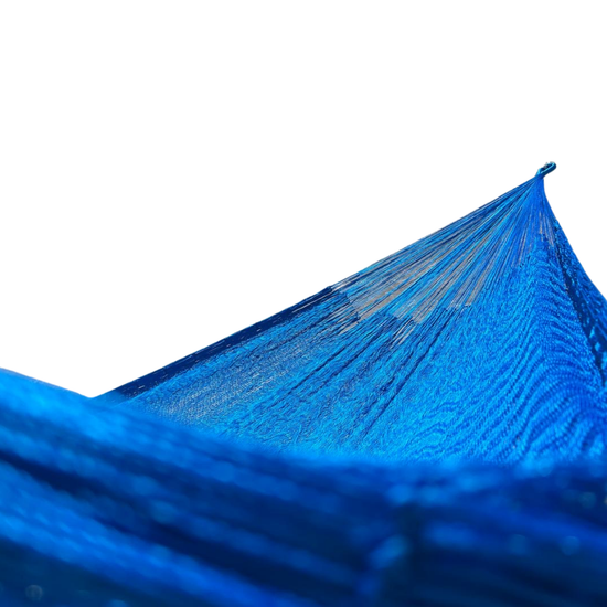 Interior mostrando brazo y tejido de hamaca Yucateca artesanal de nylon hilo 18 color azul