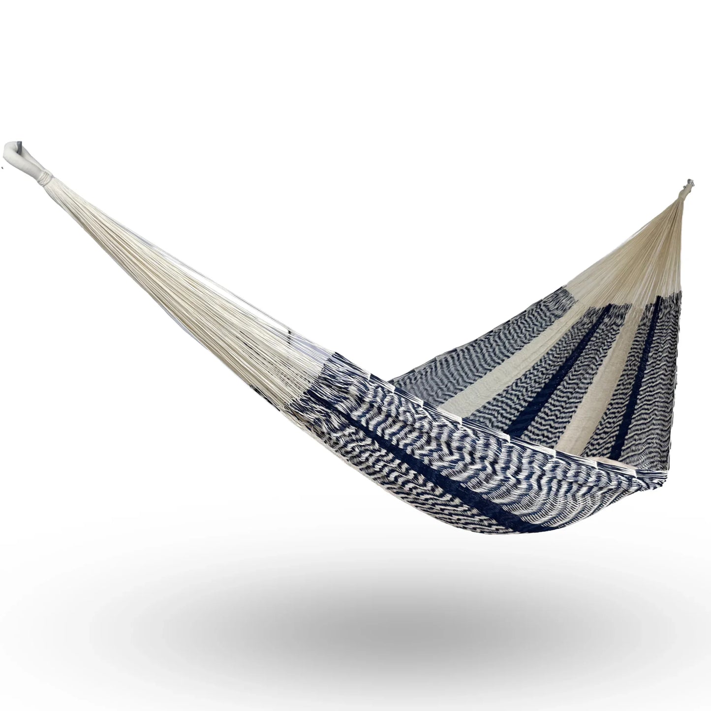 Hamaca Yucateca artesanal de nylon hilo 18 color azul y beige colgada y abierta
