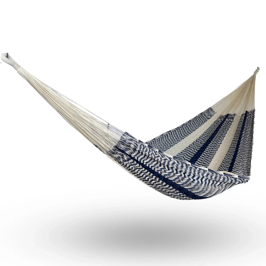 Hamaca Yucateca artesanal de nylon hilo 18 color azul y beige colgada y abierta