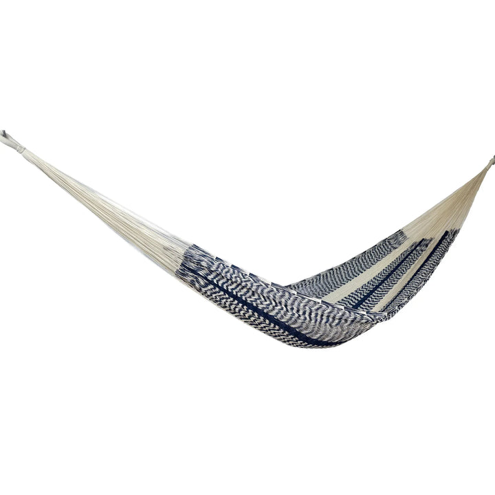 Hamaca Yucateca artesanal de nylon hilo 18 color azul y beige vista lateral