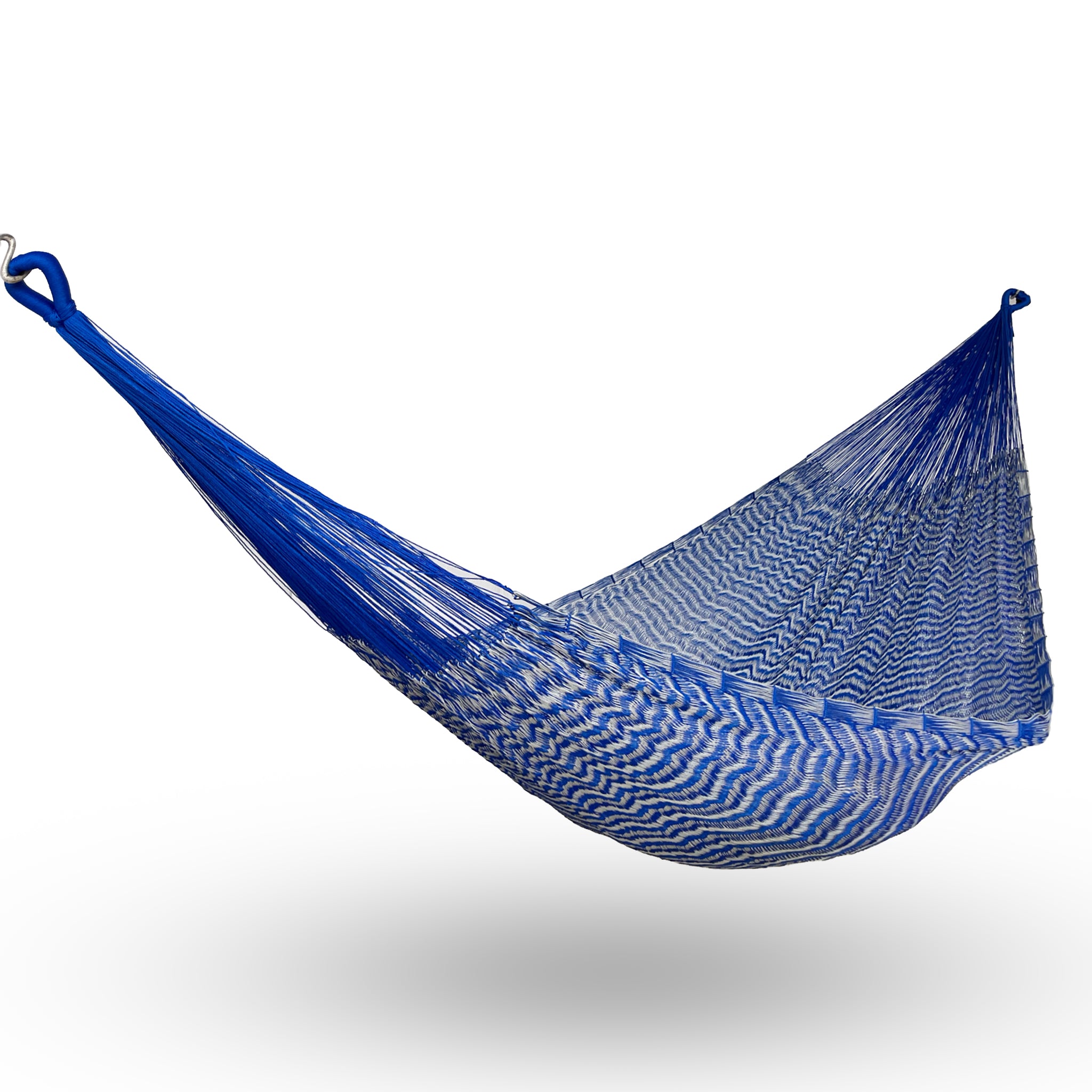 Hamaca Yucateca artesanal de nylon hilo 18 color azul y gris colgada y abierta