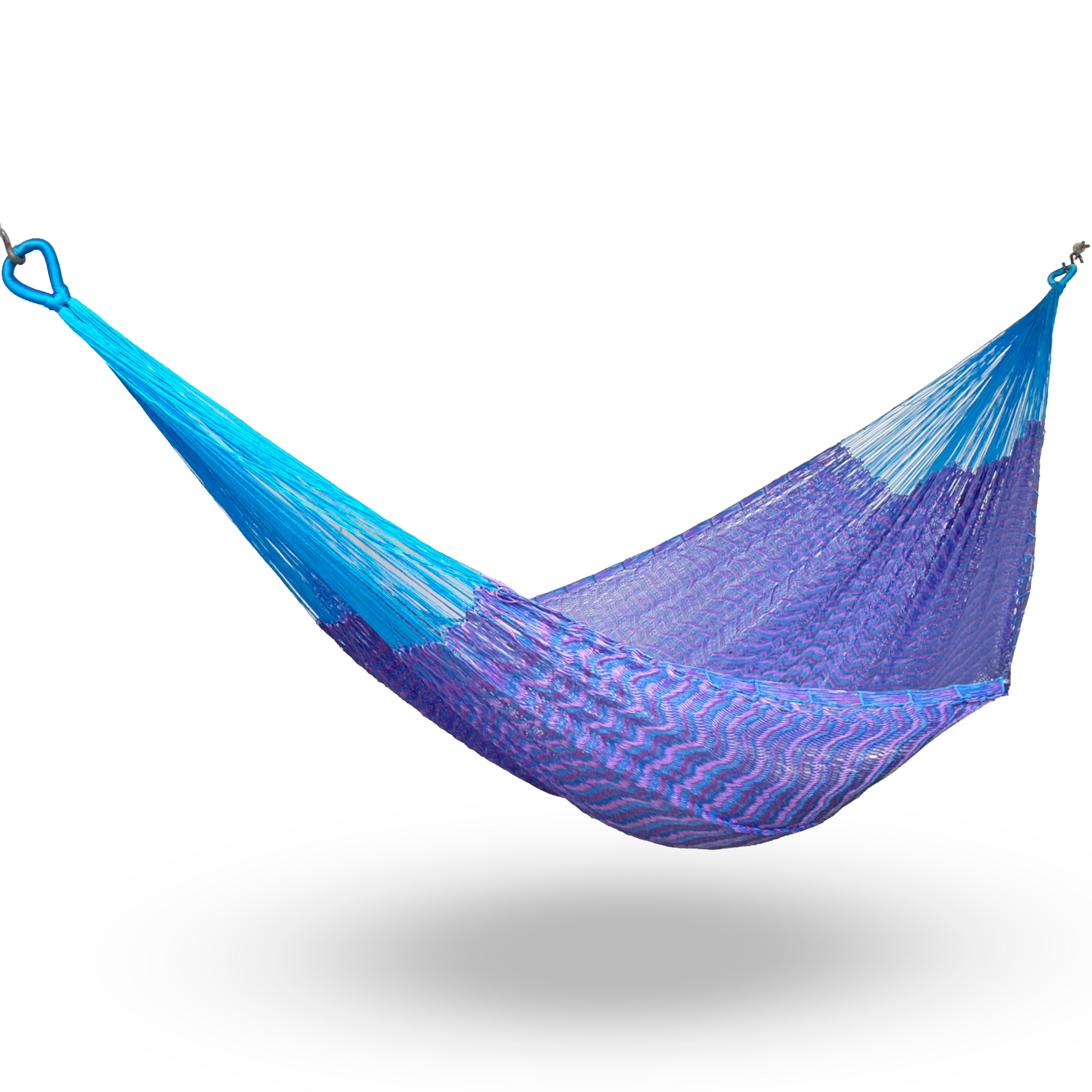 Hamaca Yucateca artesanal de nylon hilo 18 color azul y morado colgada y abierta