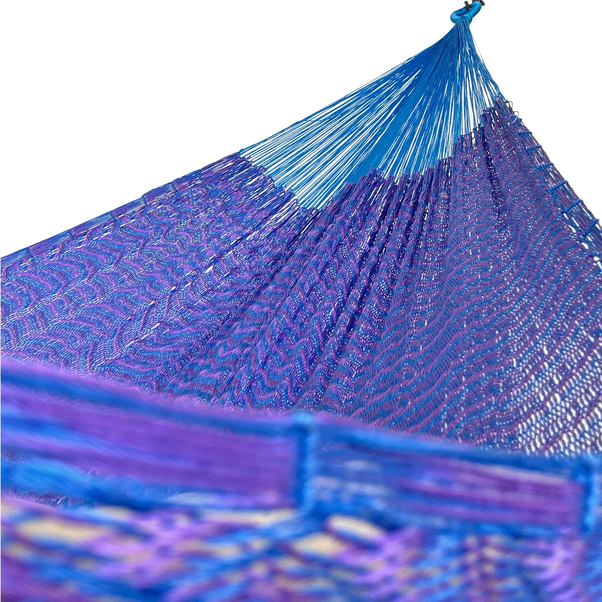 Interior mostrando brazo y tejido de hamaca Yucateca artesanal de nylon hilo 18 color azul y morado