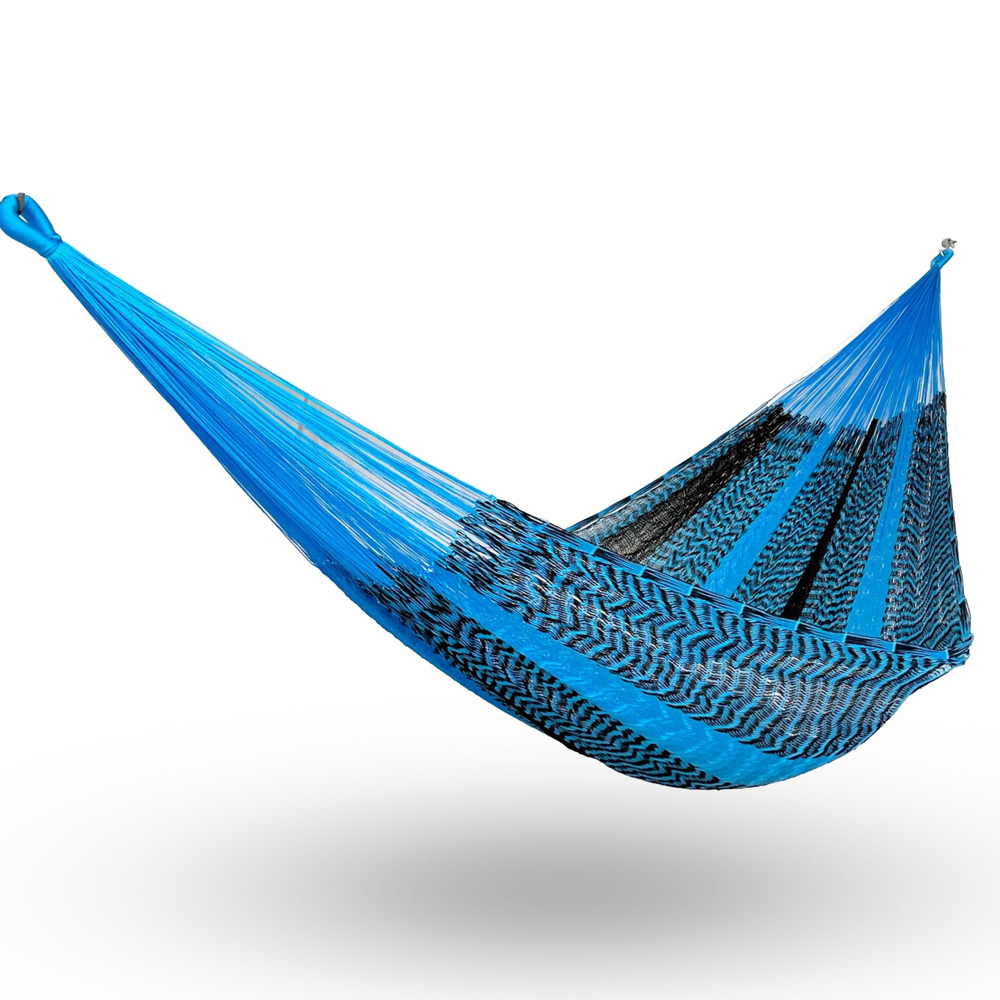 Hamaca Yucateca artesanal de nylon hilo 18 color azul y negro colgada y abierta