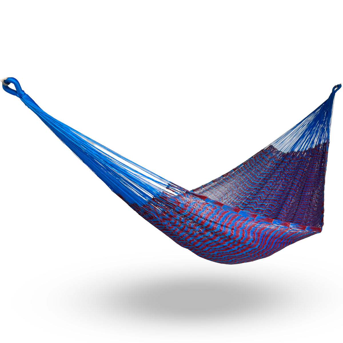 Hamaca Yucateca artesanal de nylon hilo 18 color azul y rojo colgada y abierta