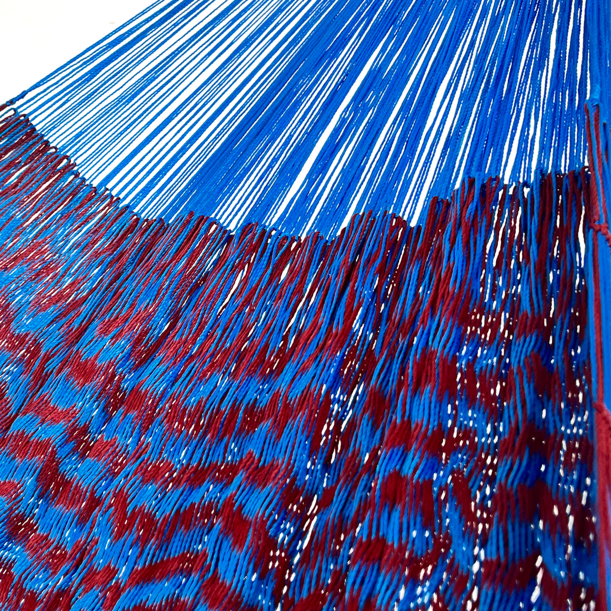 Unión entre cuerpo y brazo de hamaca Yucateca artesanal de nylon hilo 18 color azul y rojo