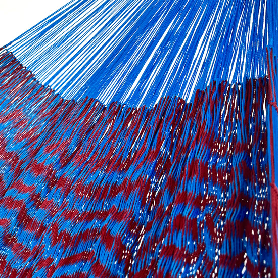 Unión entre cuerpo y brazo de hamaca Yucateca artesanal de nylon hilo 18 color azul y rojo