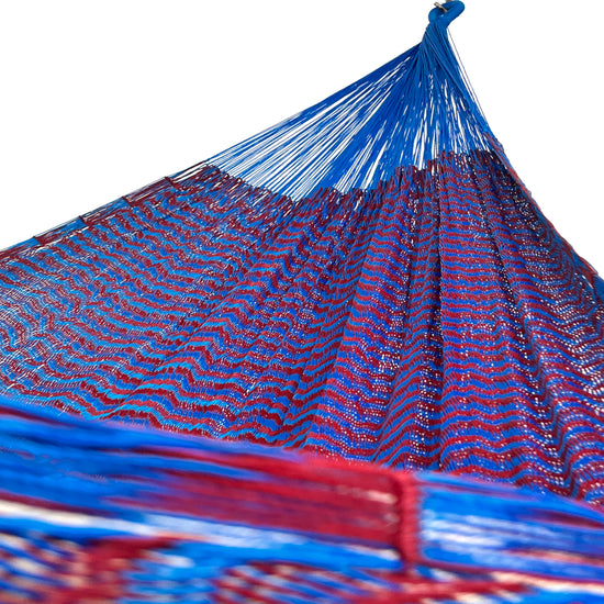 Interior mostrando brazo y tejido de hamaca Yucateca artesanal de nylon hilo 18 color azul y rojo