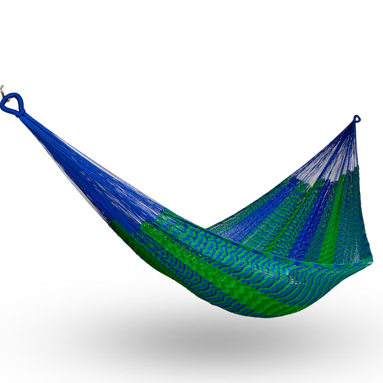 Hamaca Yucateca artesanal de nylon hilo 18 color azul y verde colgada y abierta