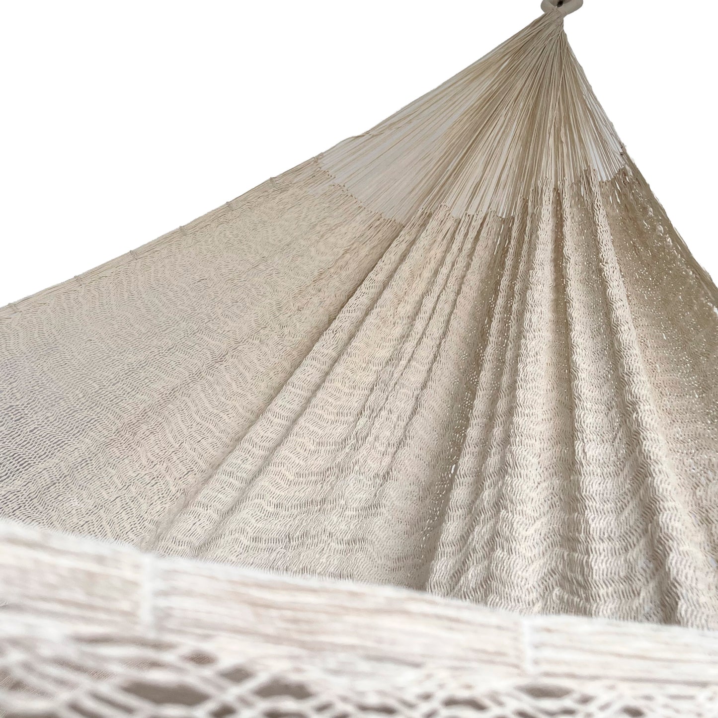 Interior mostrando brazo y tejido de hamaca Yucateca artesanal de nylon hilo 18 color beige