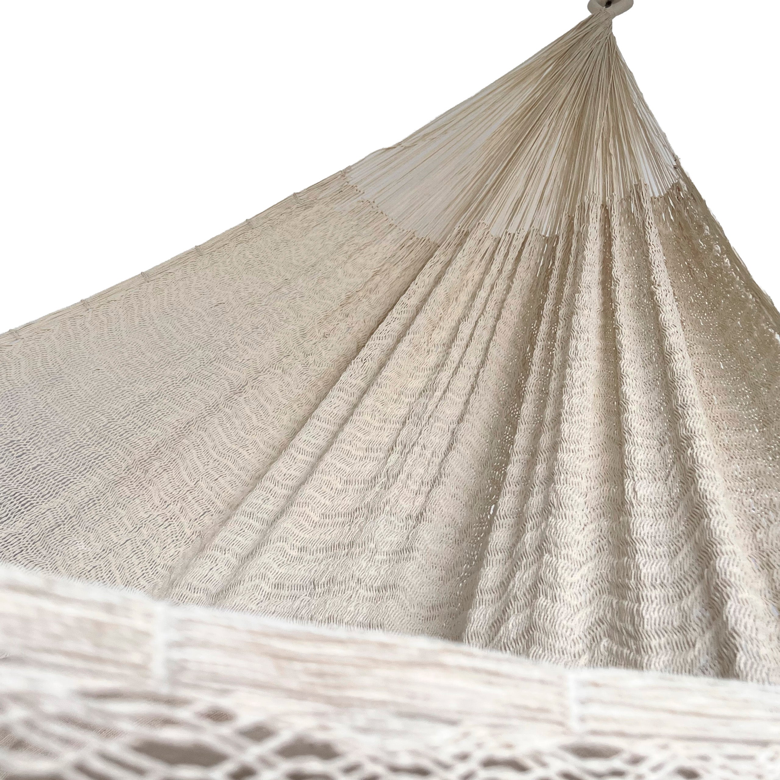 Interior mostrando brazo y tejido de hamaca Yucateca artesanal de nylon hilo 18 color beige