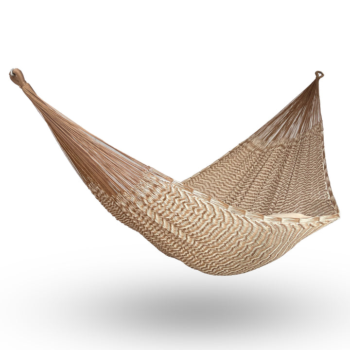 Hamaca Yucateca artesanal de nylon hilo 18 color beige y café colgada y abierta