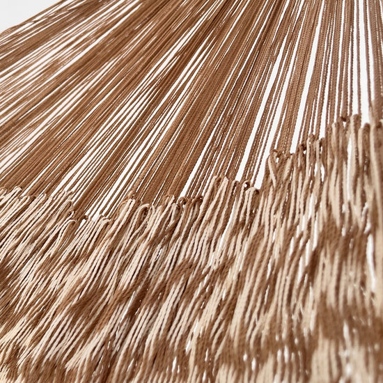 Unión entre cuerpo y brazo de hamaca Yucateca artesanal de nylon hilo 18 color beige y café