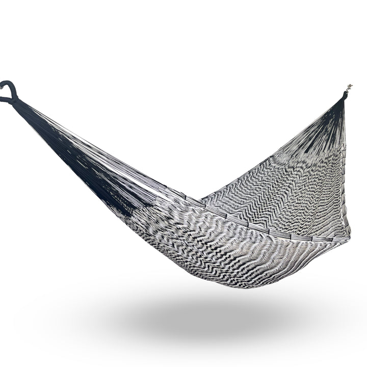 Hamaca Yucateca artesanal de nylon hilo 18 color blanco y negro colgada y abierta
