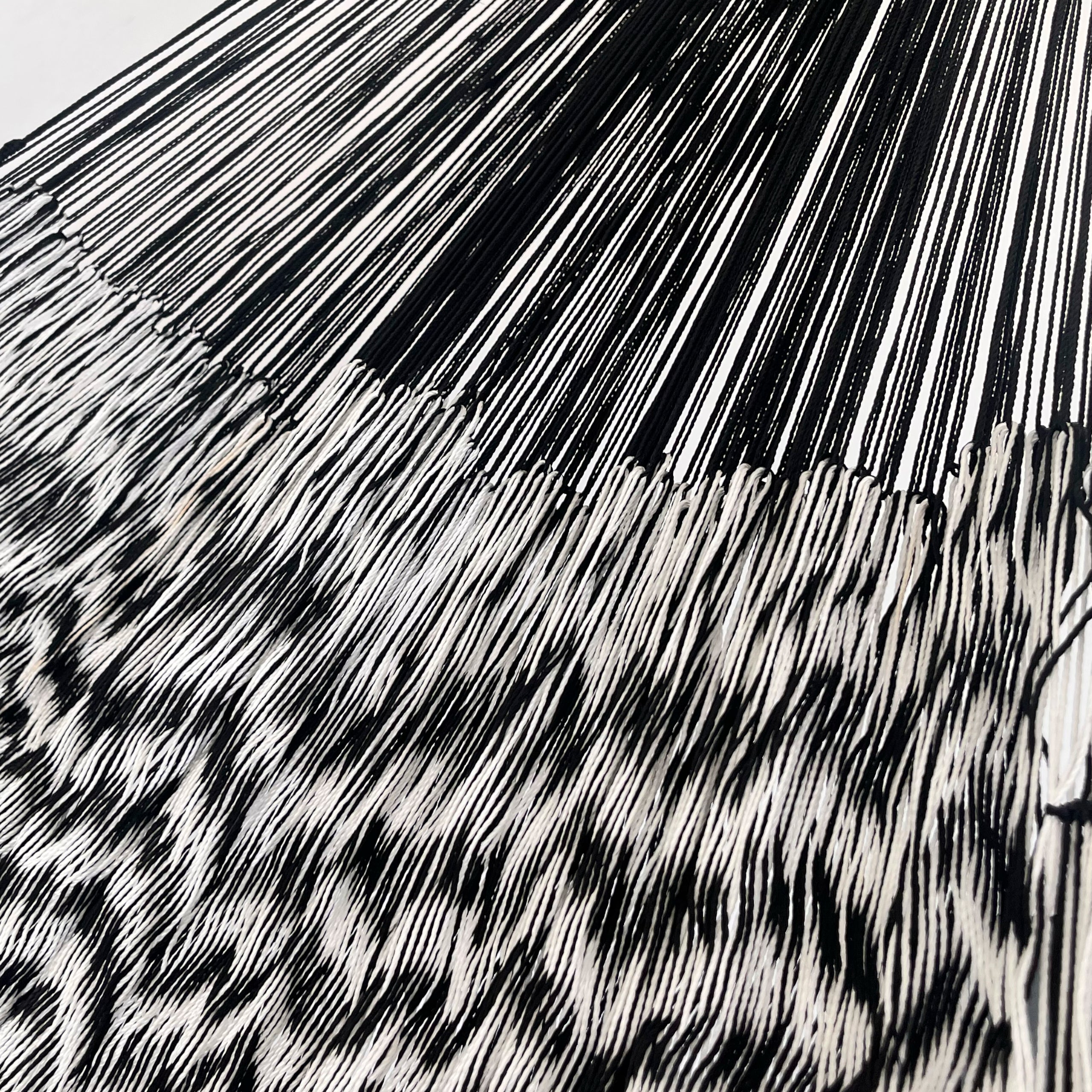 Unión entre cuerpo y brazo de hamaca Yucateca artesanal de nylon hilo 18 color blanco y negro