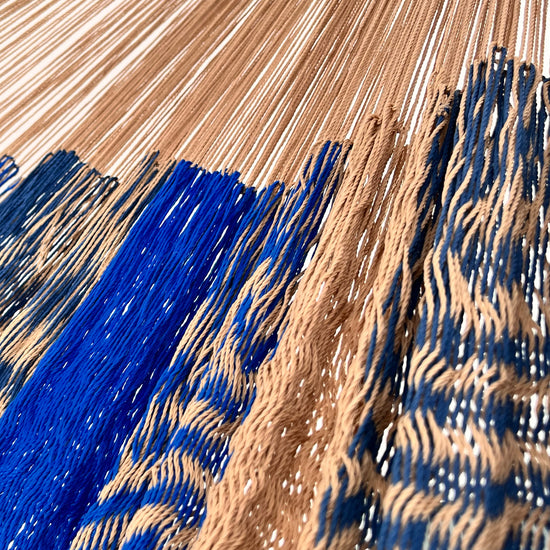 Unión entre cuerpo y brazo de hamaca Yucateca artesanal de nylon hilo 18 color café dorado y azul