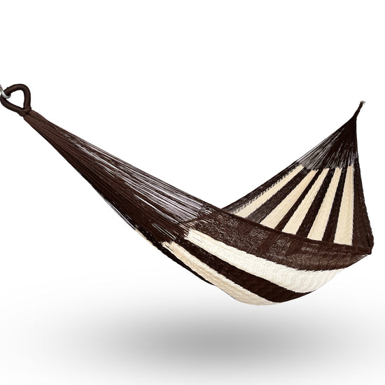 Hamaca Yucateca artesanal de nylon hilo 18 color café y beige colgada y abierta