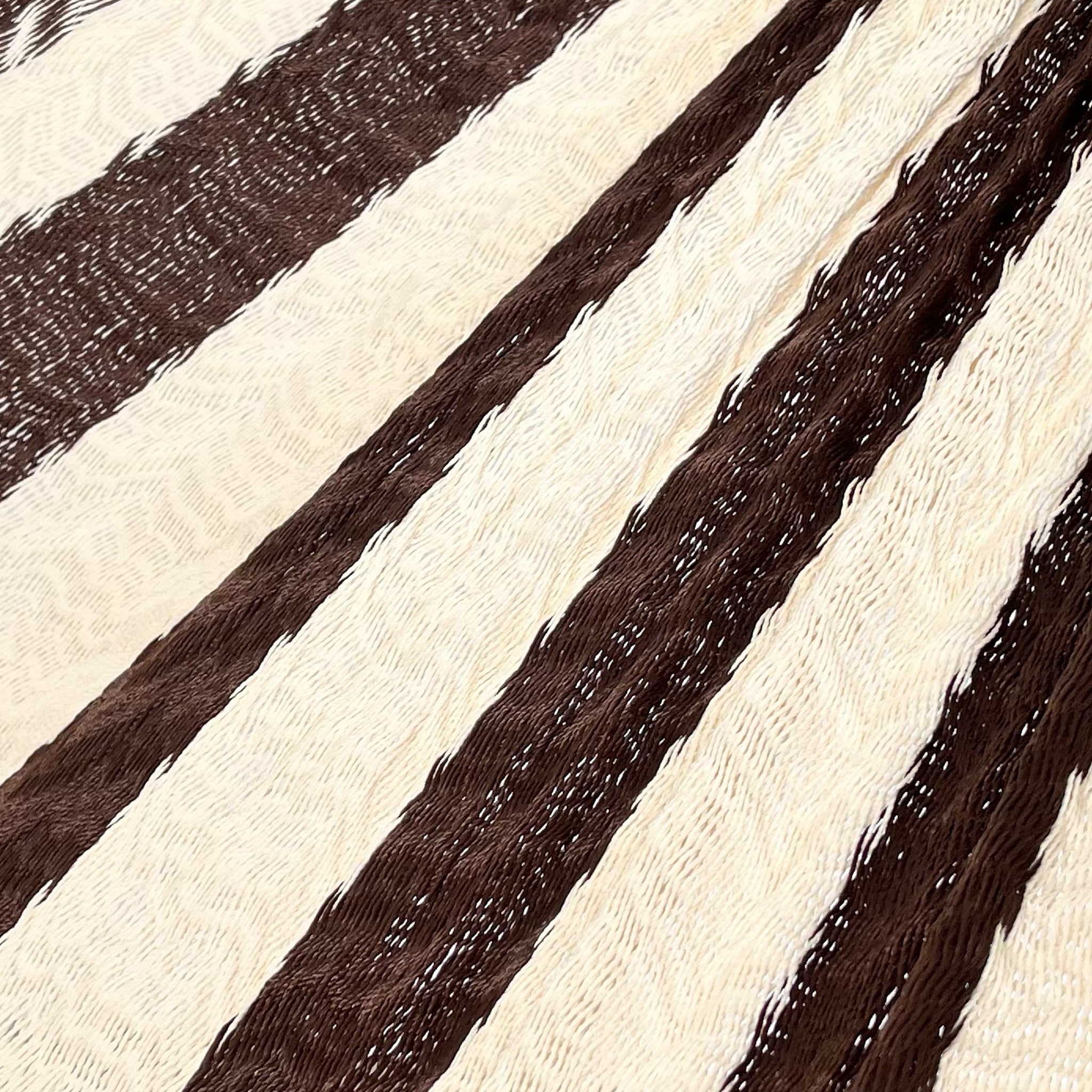 Detalle del tejido de nylon hilo 18 de la hamaca Yucateca artesanal café y beige
