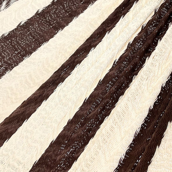 Detalle del tejido de nylon hilo 18 de la hamaca Yucateca artesanal café y beige
