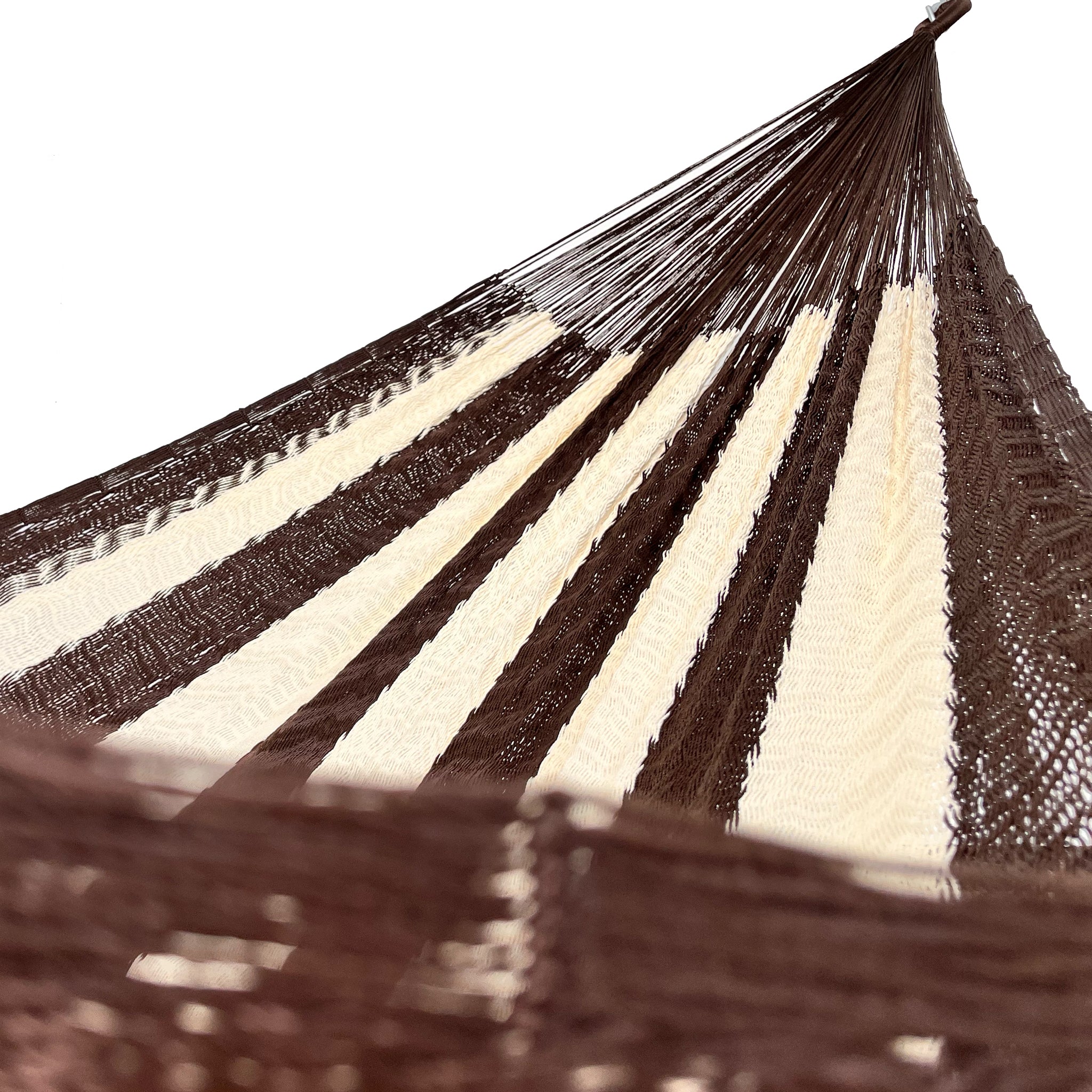 Interior mostrando brazo y tejido de hamaca Yucateca artesanal de nylon hilo 18 color café y beige