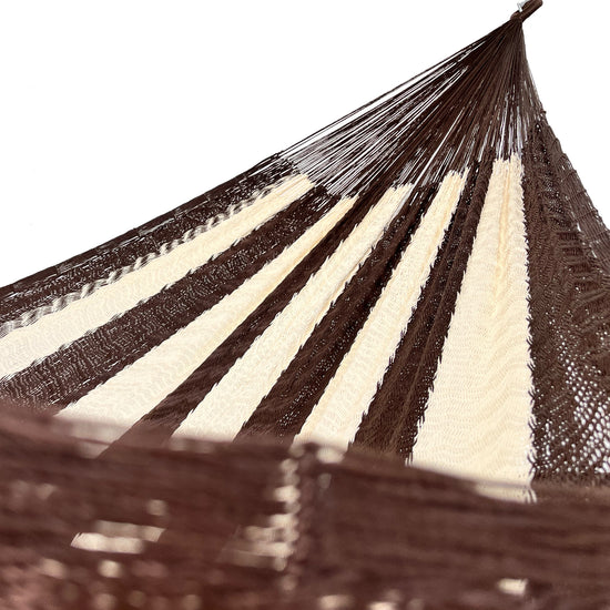 Interior mostrando brazo y tejido de hamaca Yucateca artesanal de nylon hilo 18 color café y beige