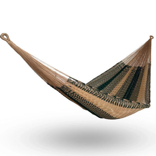 Hamaca Yucateca artesanal de nylon hilo 18 color café y verde colgada y abierta