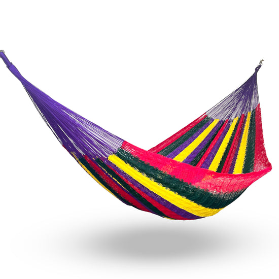 Hamaca Yucateca artesanal de nylon hilo 18 en colores vivos colgada y abierta