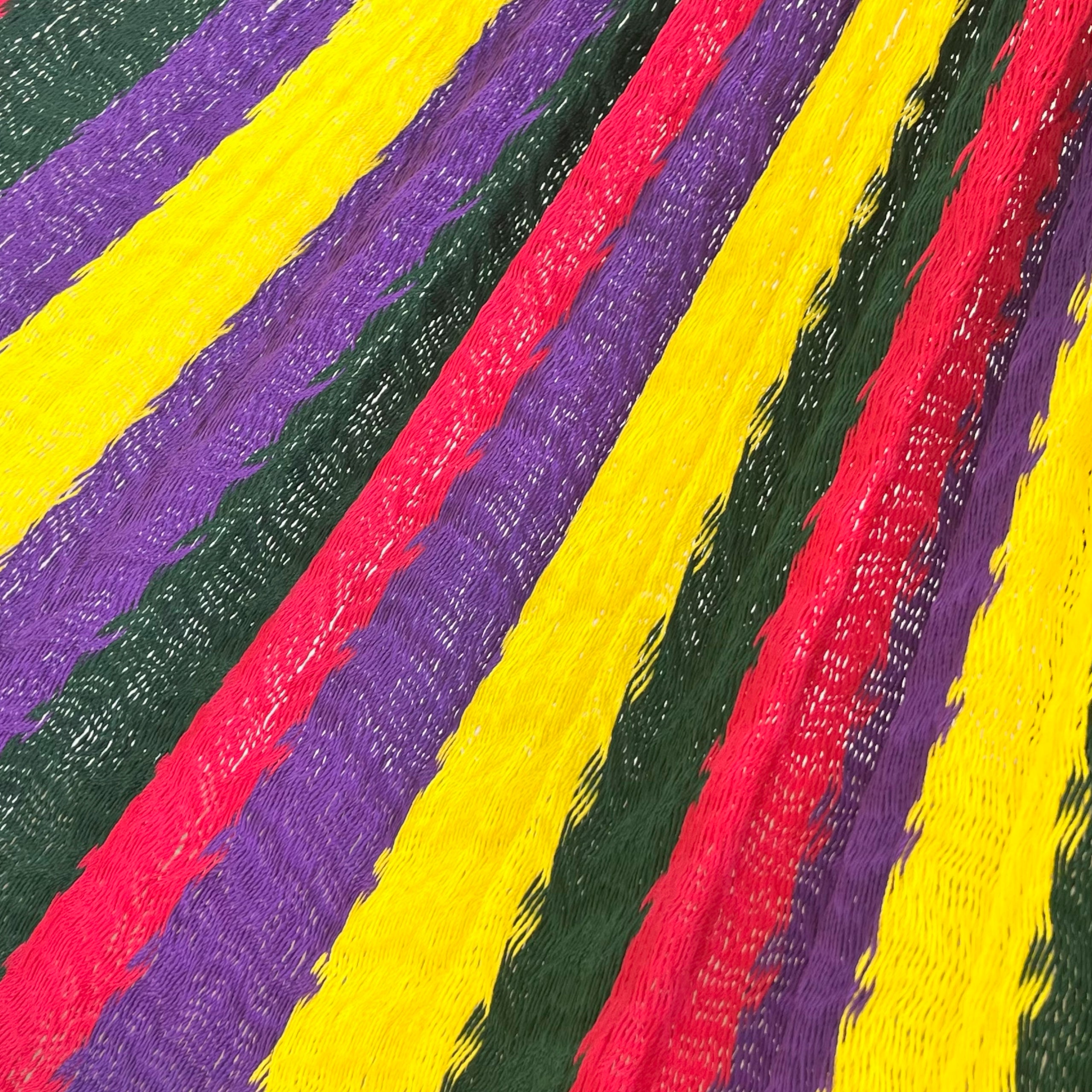 Detalle del tejido de nylon hilo 18 de la hamaca Yucateca artesanal en colores vivos