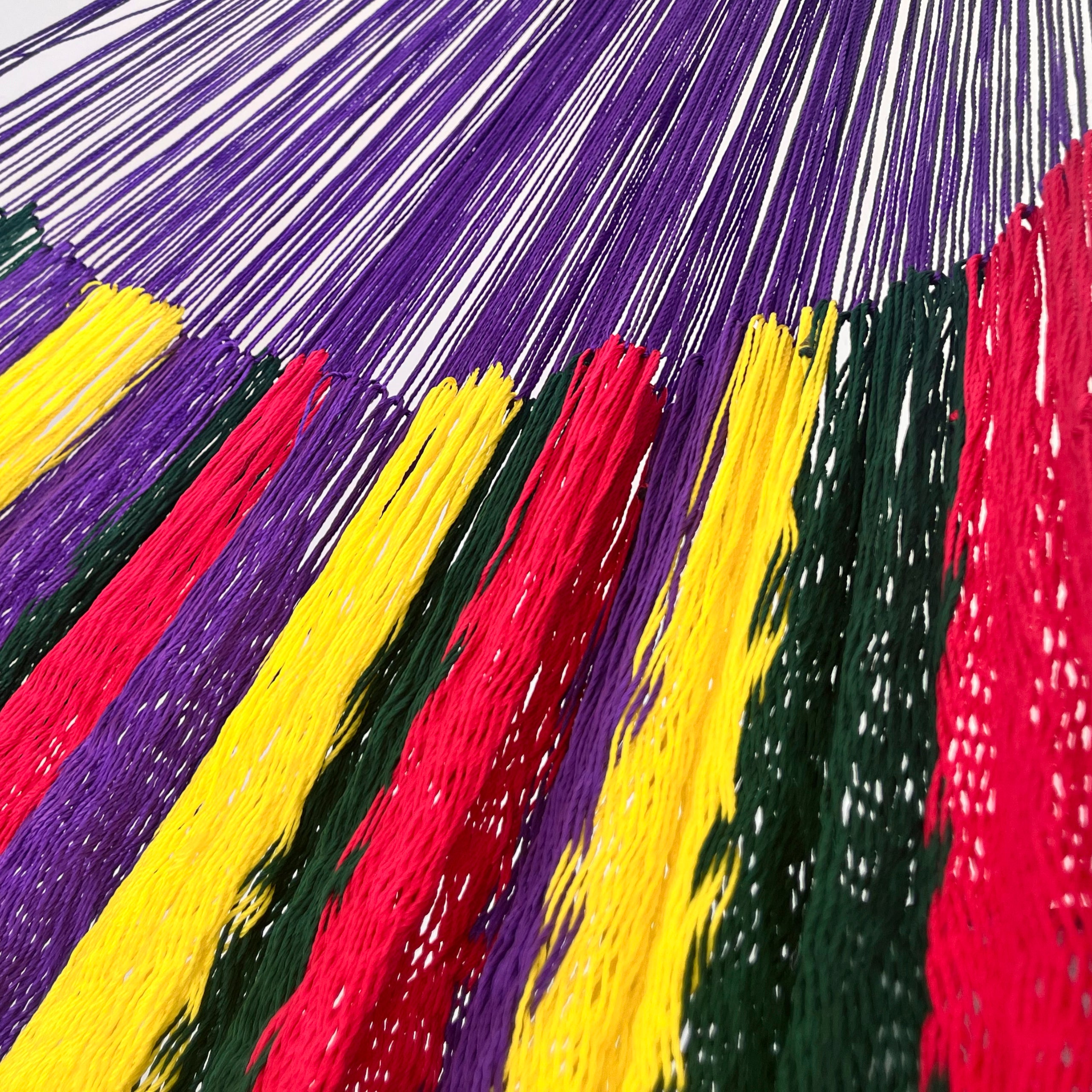 Unión entre cuerpo y brazo de hamaca Yucateca artesanal de nylon hilo 18 en colores vivos