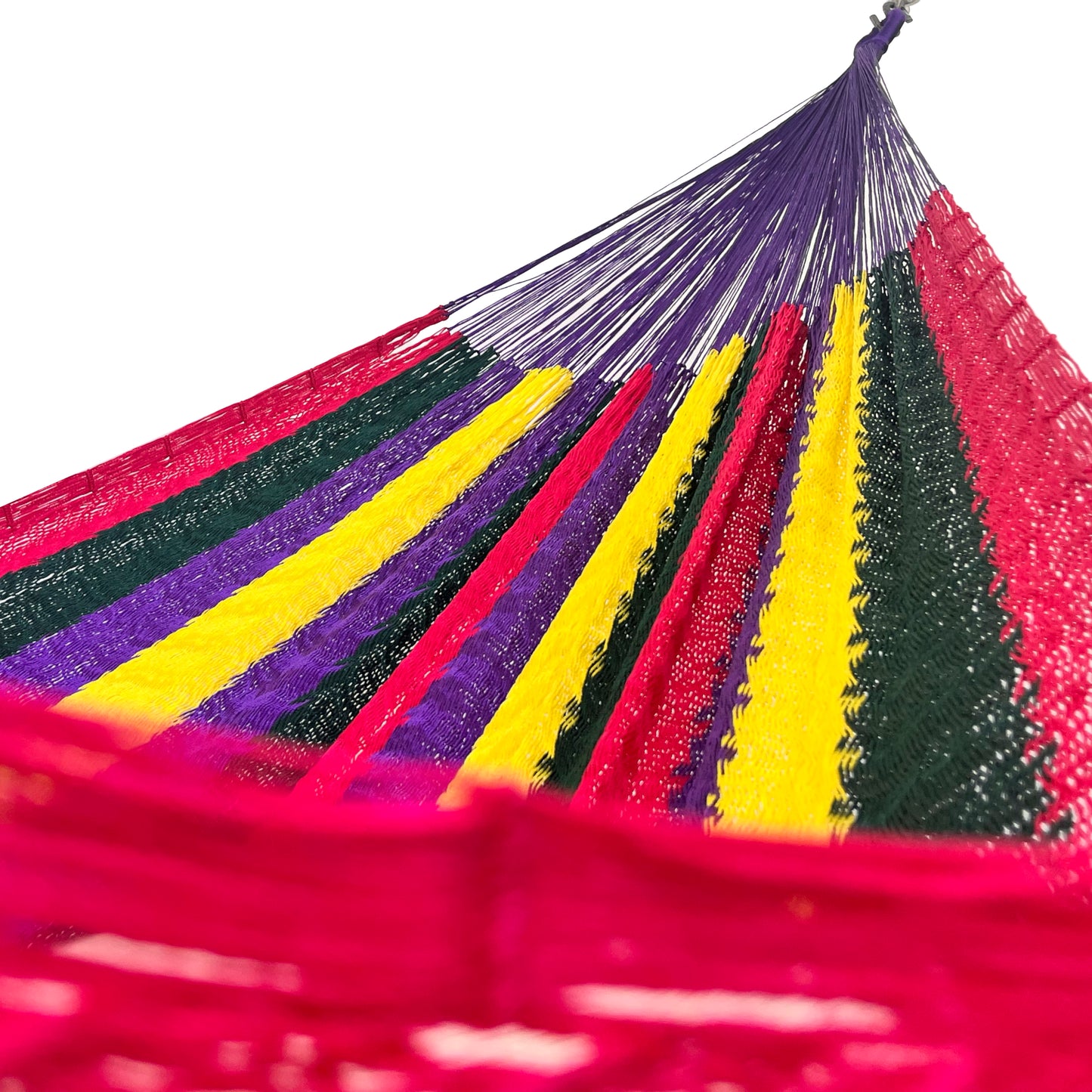 Interior mostrando brazo y tejido de hamaca Yucateca artesanal de nylon hilo 18 en colores vivos