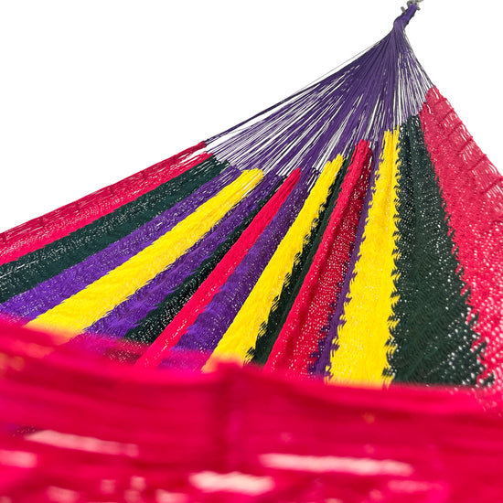 Interior mostrando brazo y tejido de hamaca Yucateca artesanal de nylon hilo 18 en colores vivos