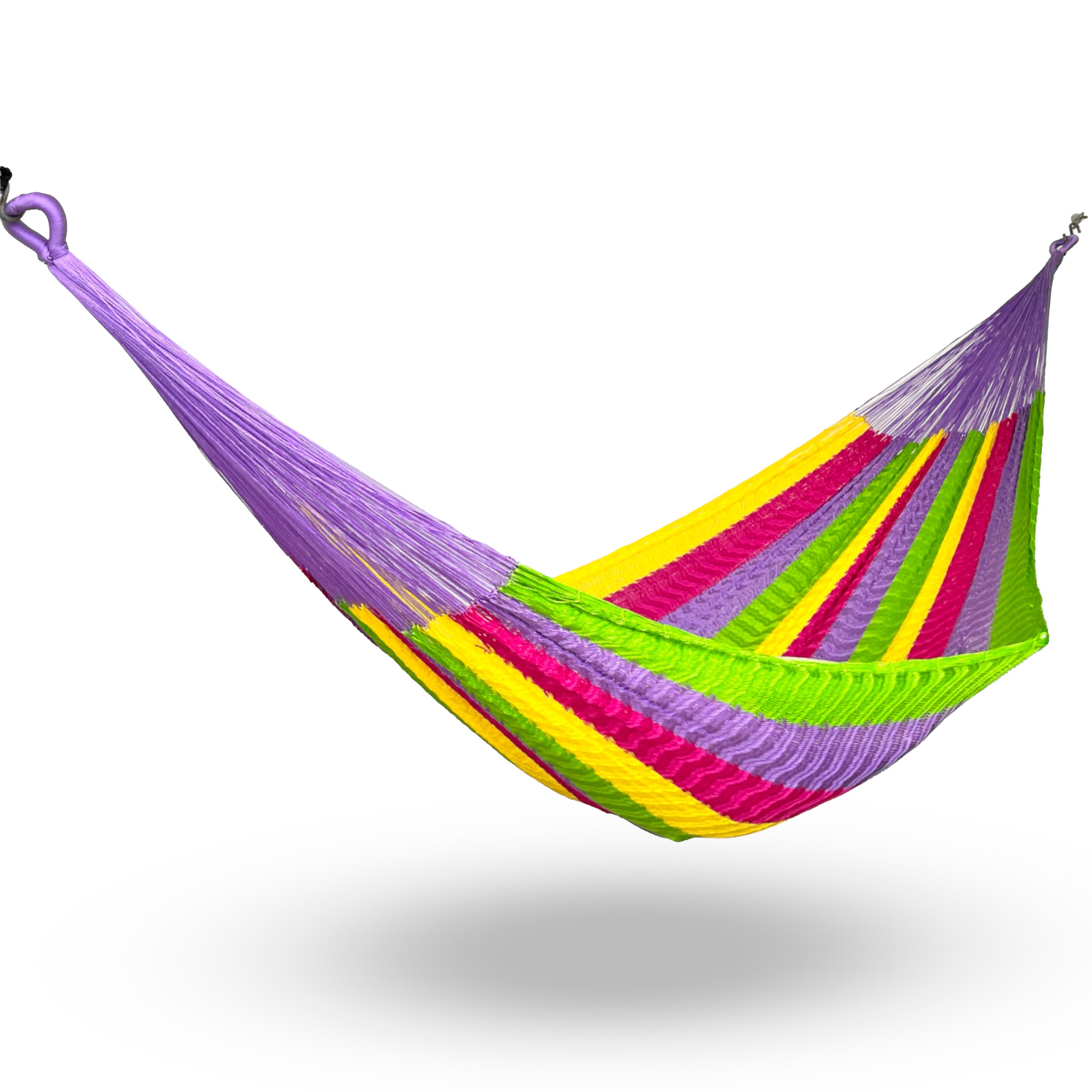 Hamaca Yucateca artesanal de nylon hilo 18 colorida colgada y abierta